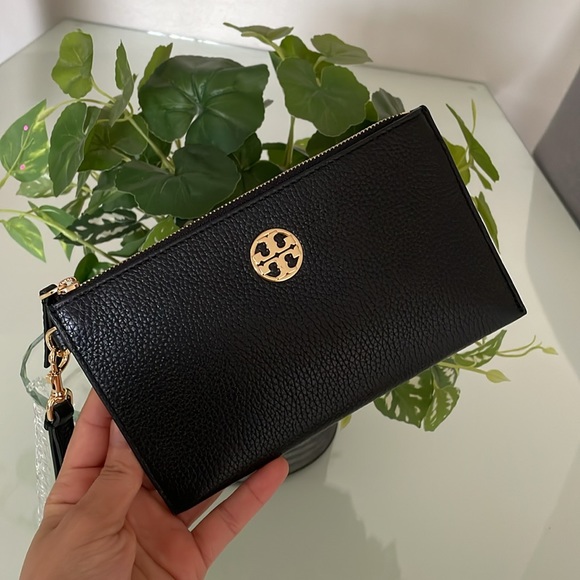 New, authentic Tory Burch chelsea wristlet - Picture 2 of 14